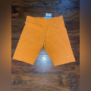 Women’s mid-rise biker shorts